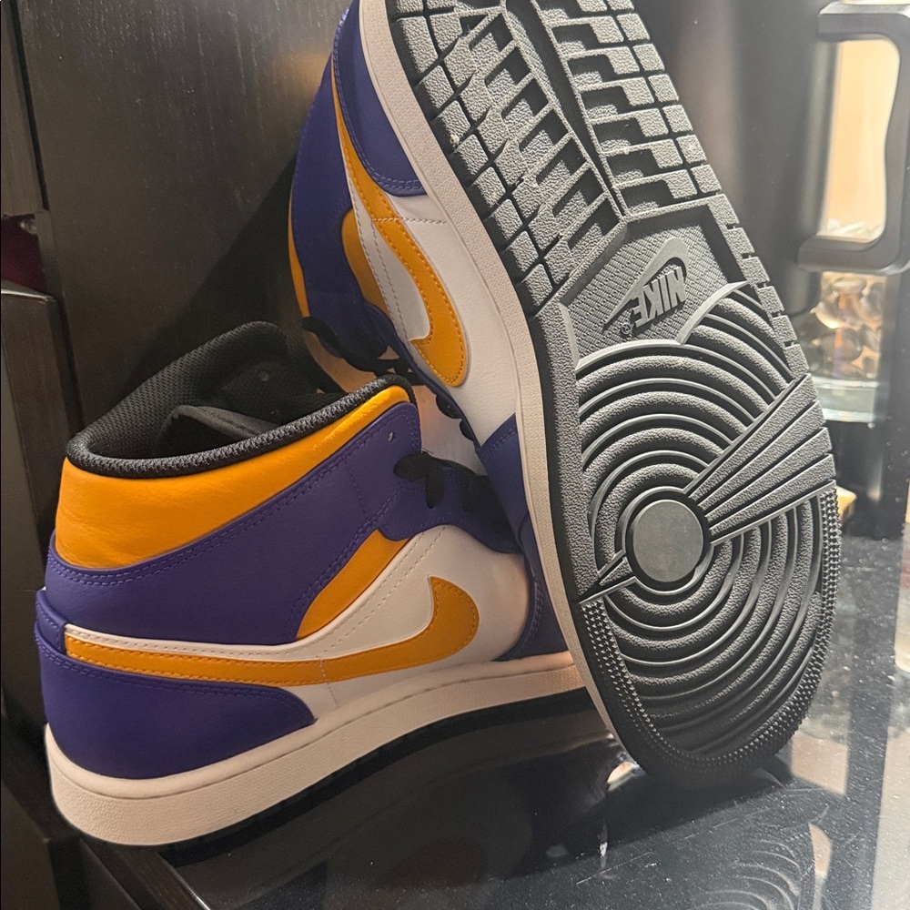 Nike Air Jordan 1 Mid Lakers Purple University Gold Retro DQ8426-517 Mens New - Picture 6 of 8